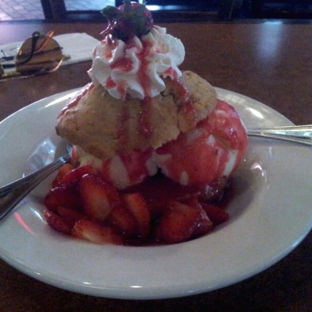 Bizcocho con helado y fresas