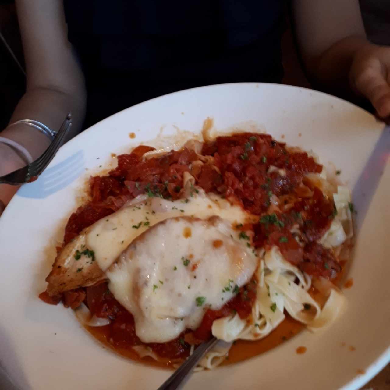 spaguetti con pepperoni y filete de pollo