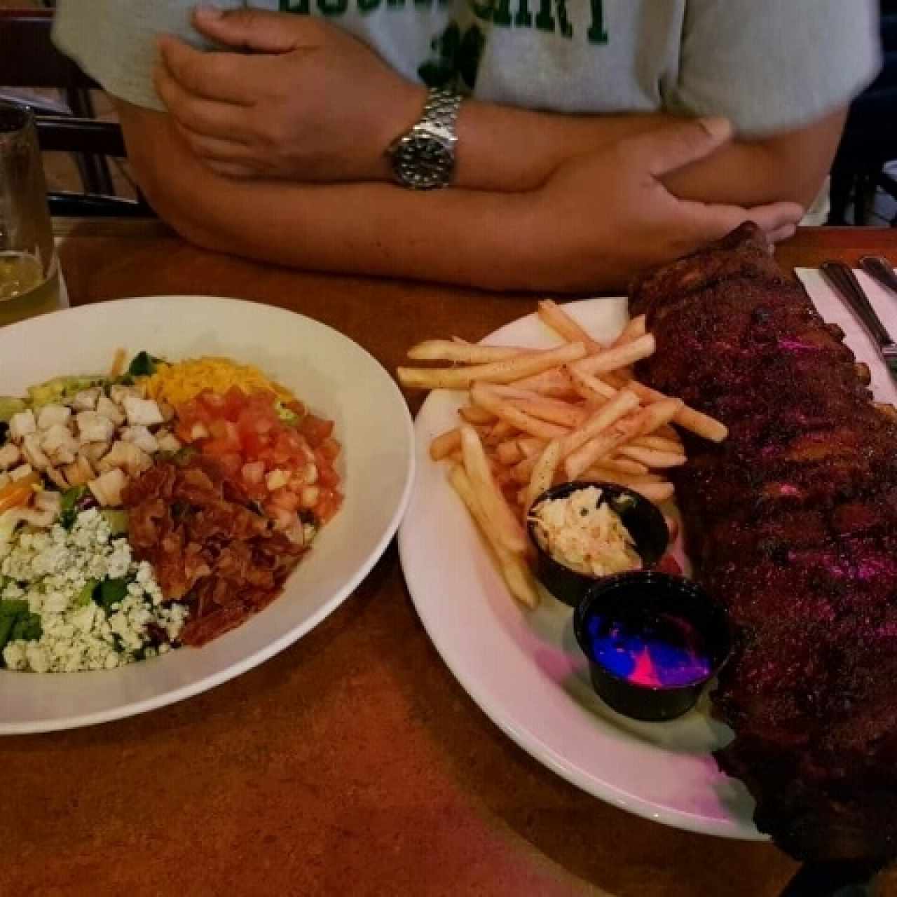 Costillas estilo Jack Daniels y ensalada Cobb