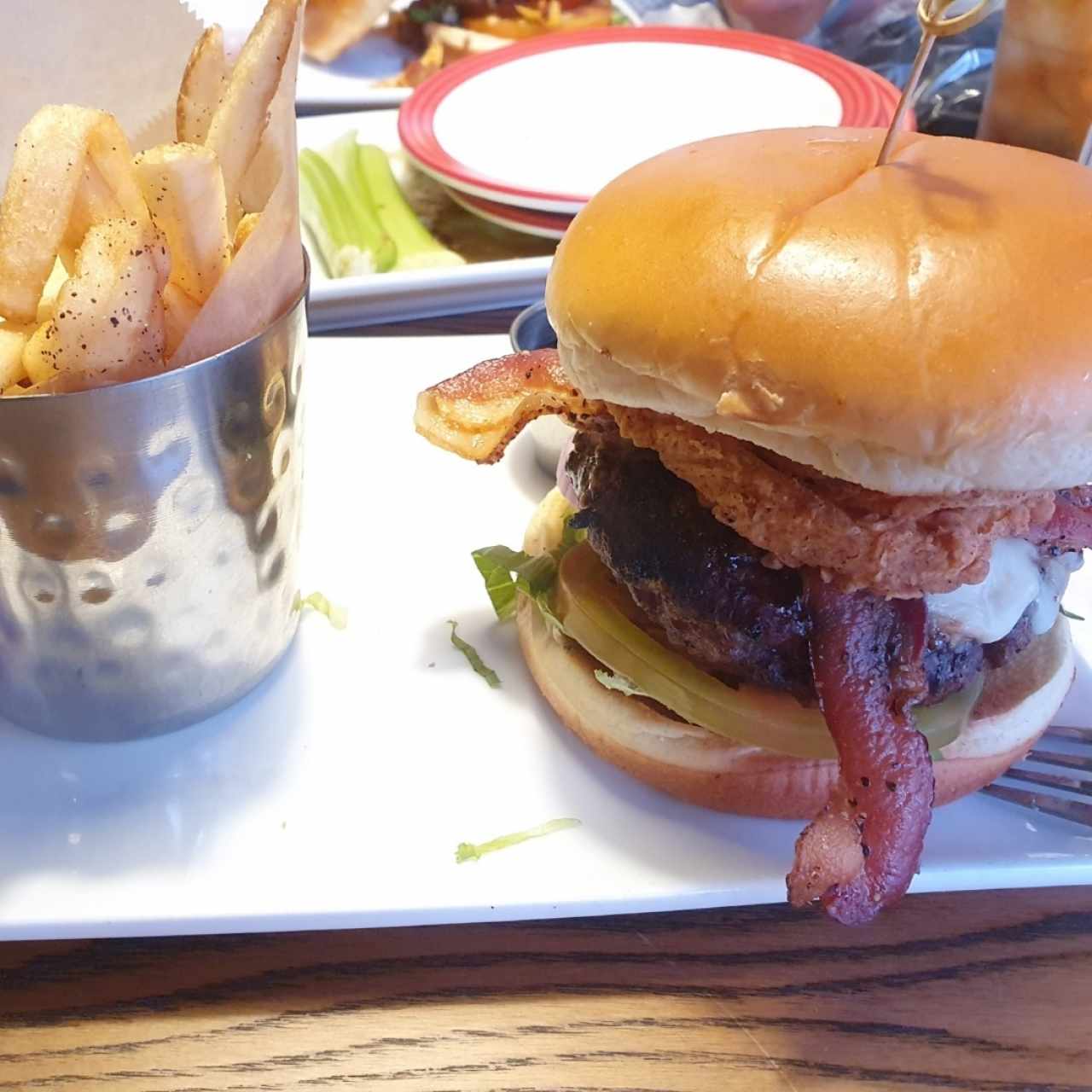 Hamburguesa signature, deliciosa.