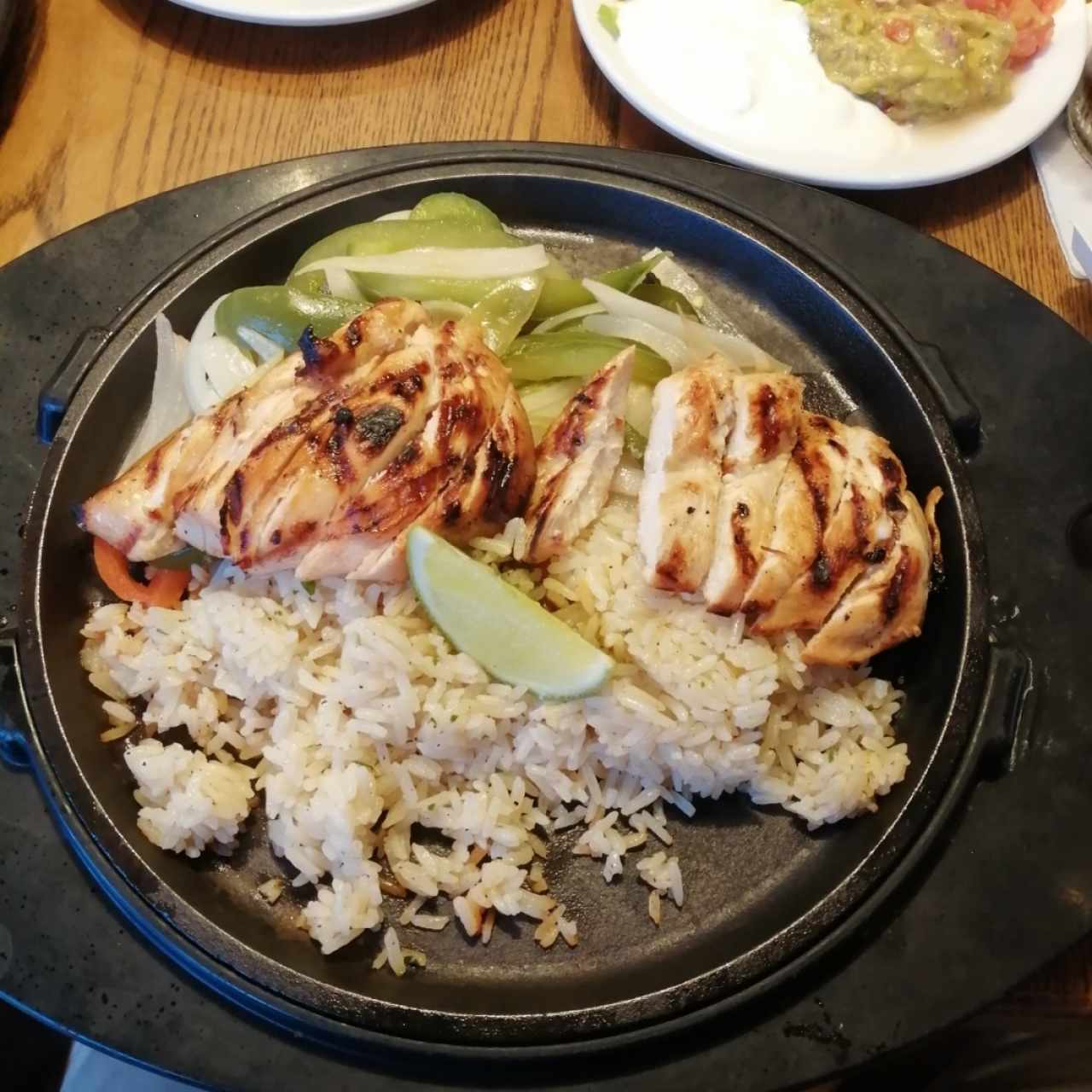 Fajitas de pollo sobre arroz de jazmín y cebollas con ají pimentón 