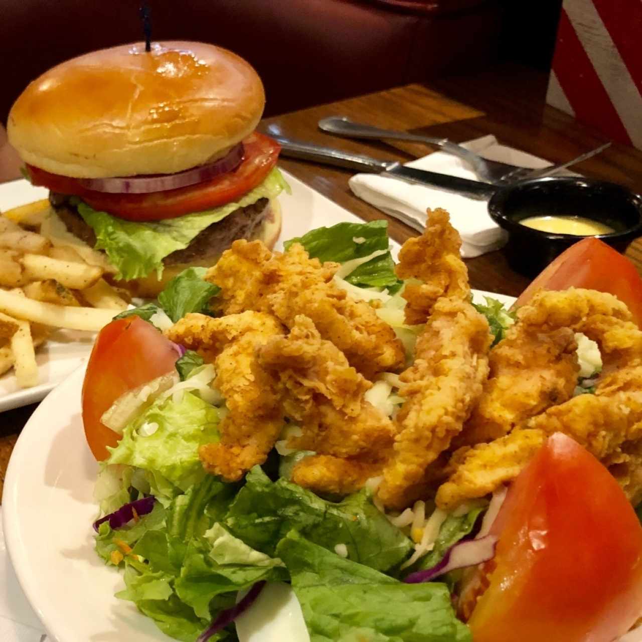 ensalada cajun y cheese burger