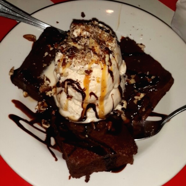 Brownie con helado 