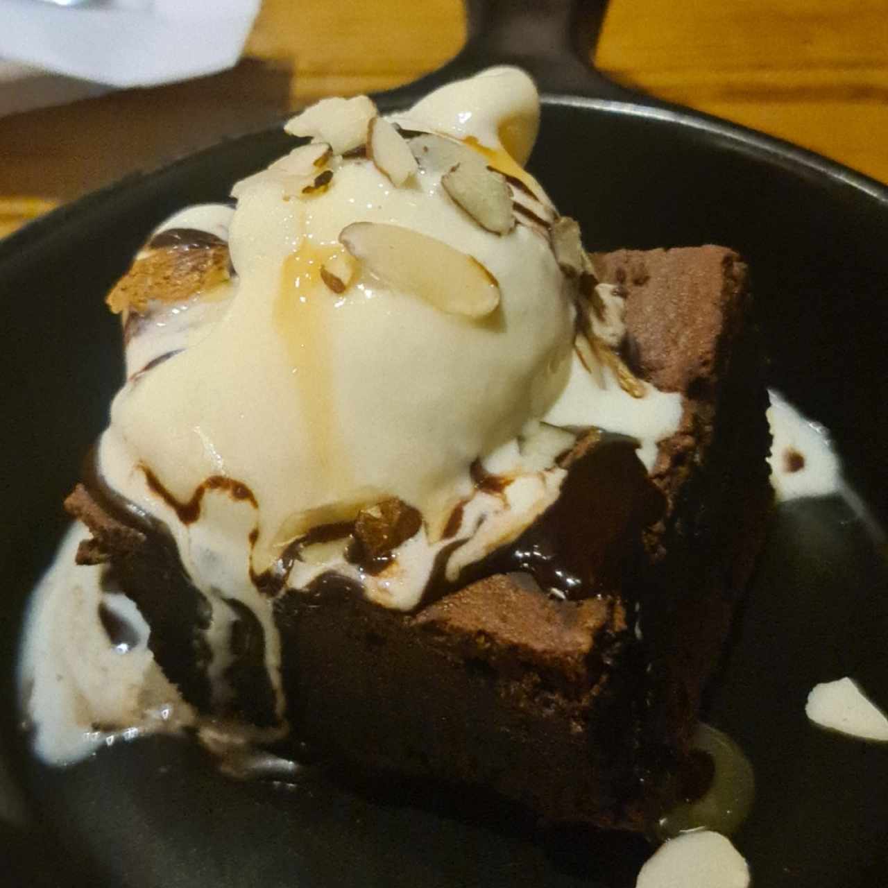 BROWNIE CON HELADO