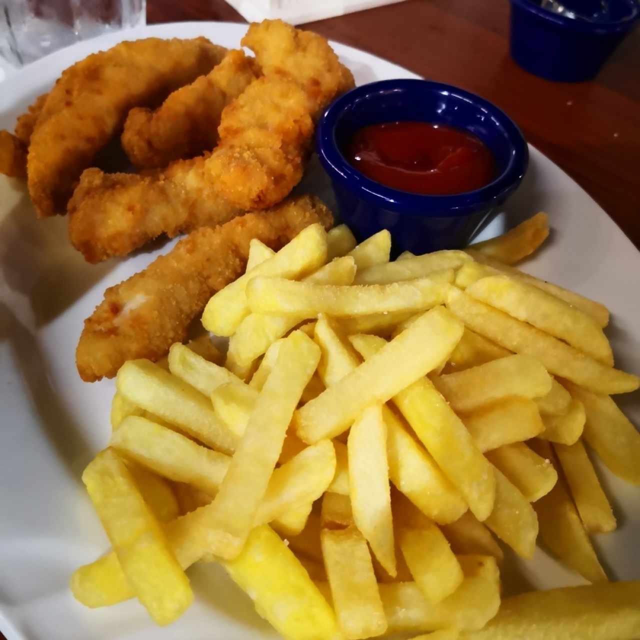 chicken fingers con papitas