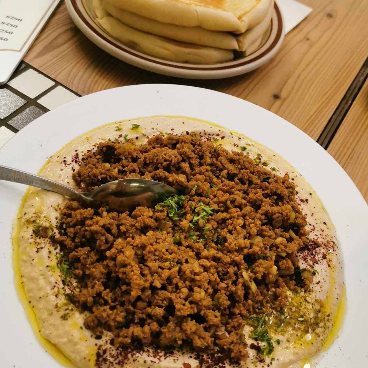 Humus con cordero molido y pan pita