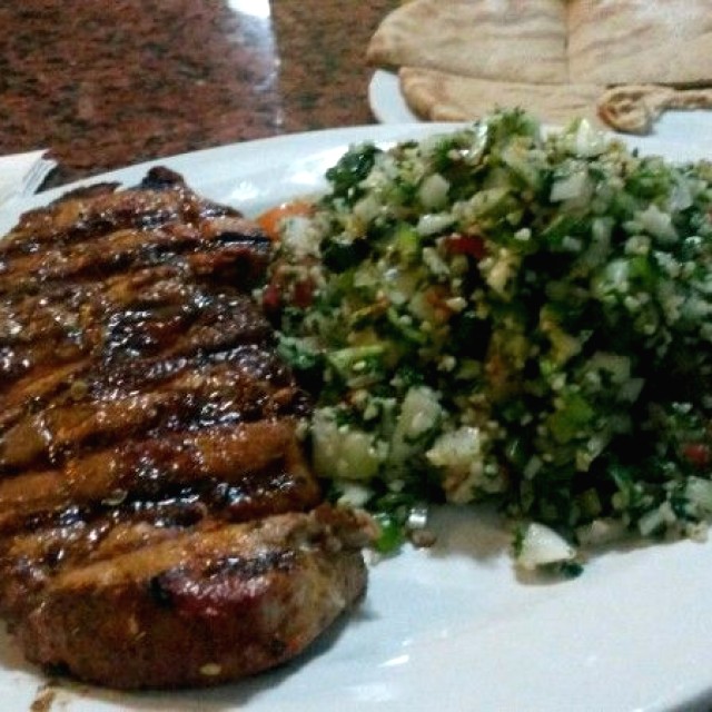 Atún al grill con ensalada mediterránea