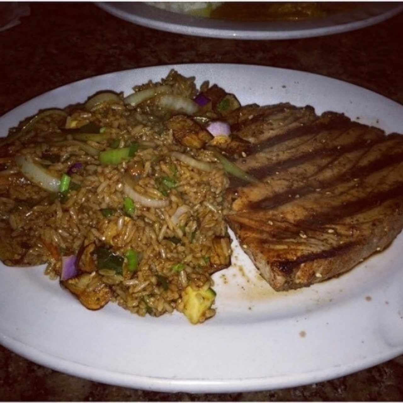 Tuna steak con arroz Japonés