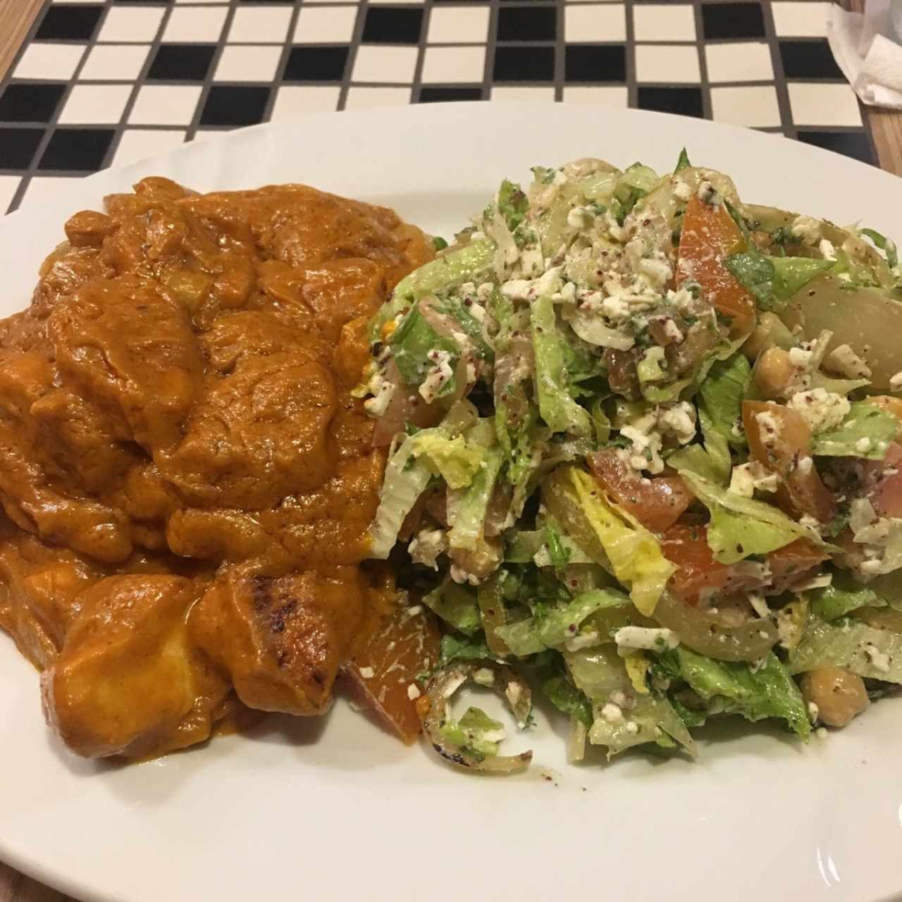 Pollo Yassa con ensalada chipre 