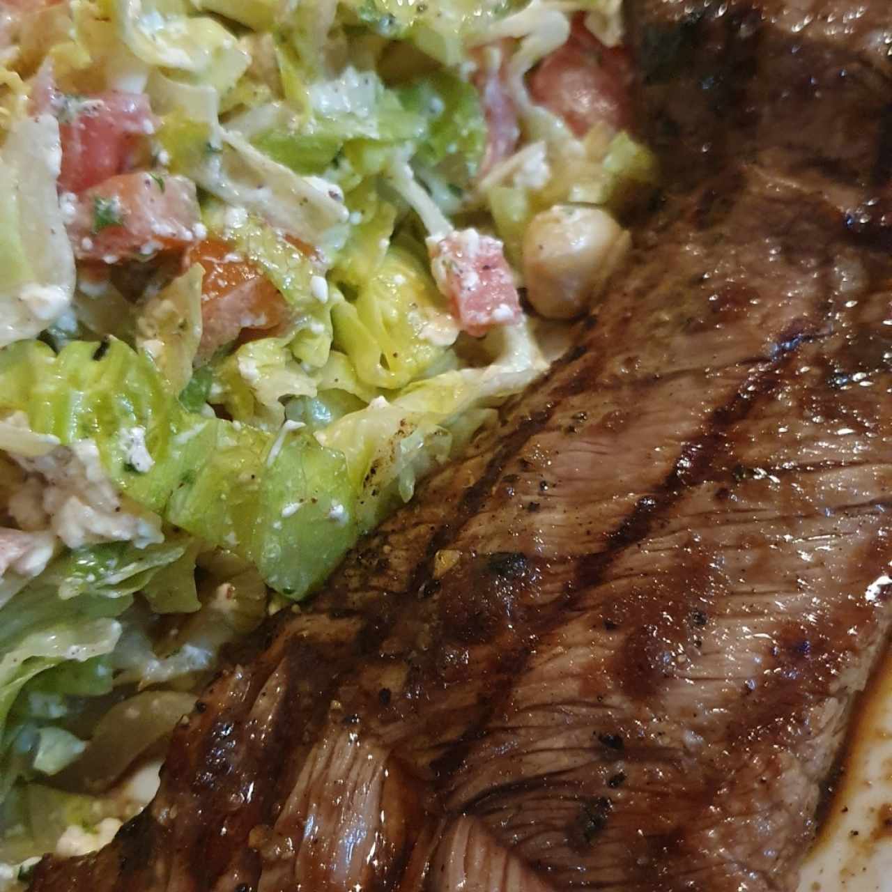 Steak a la Canadiense y Ensalada Chipre