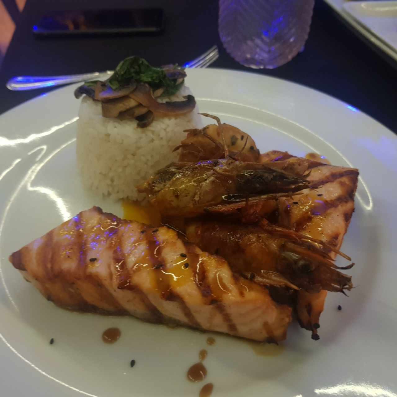 salmon con langostinos