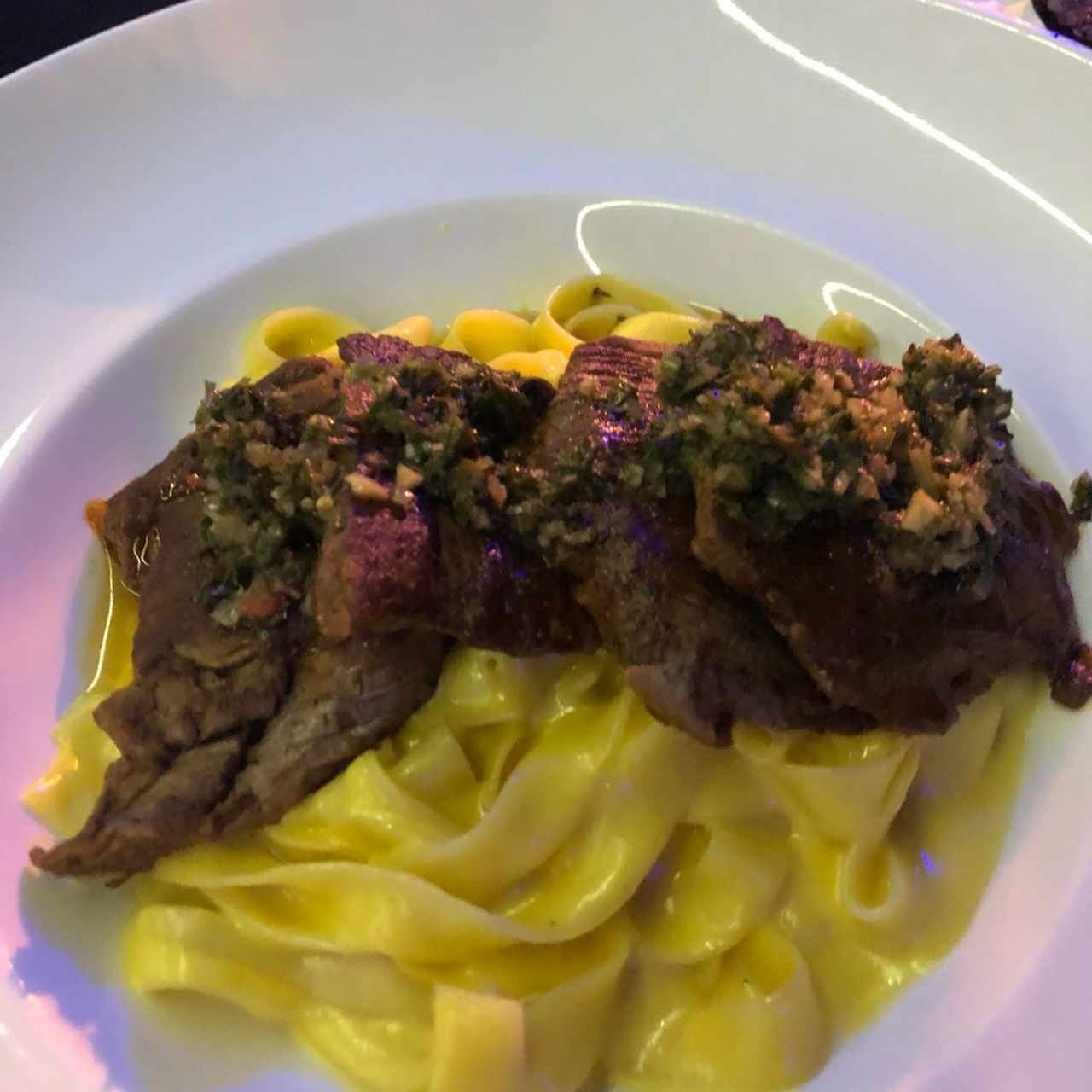 Fettucine huaicaina con anticucho de filete de res