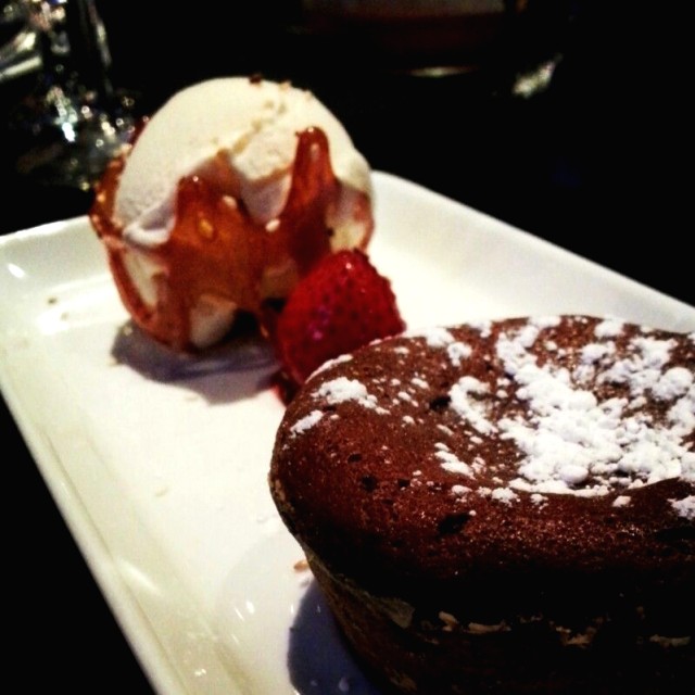 Dulce con relleno de chocolate caliente y helado de ajonjolí