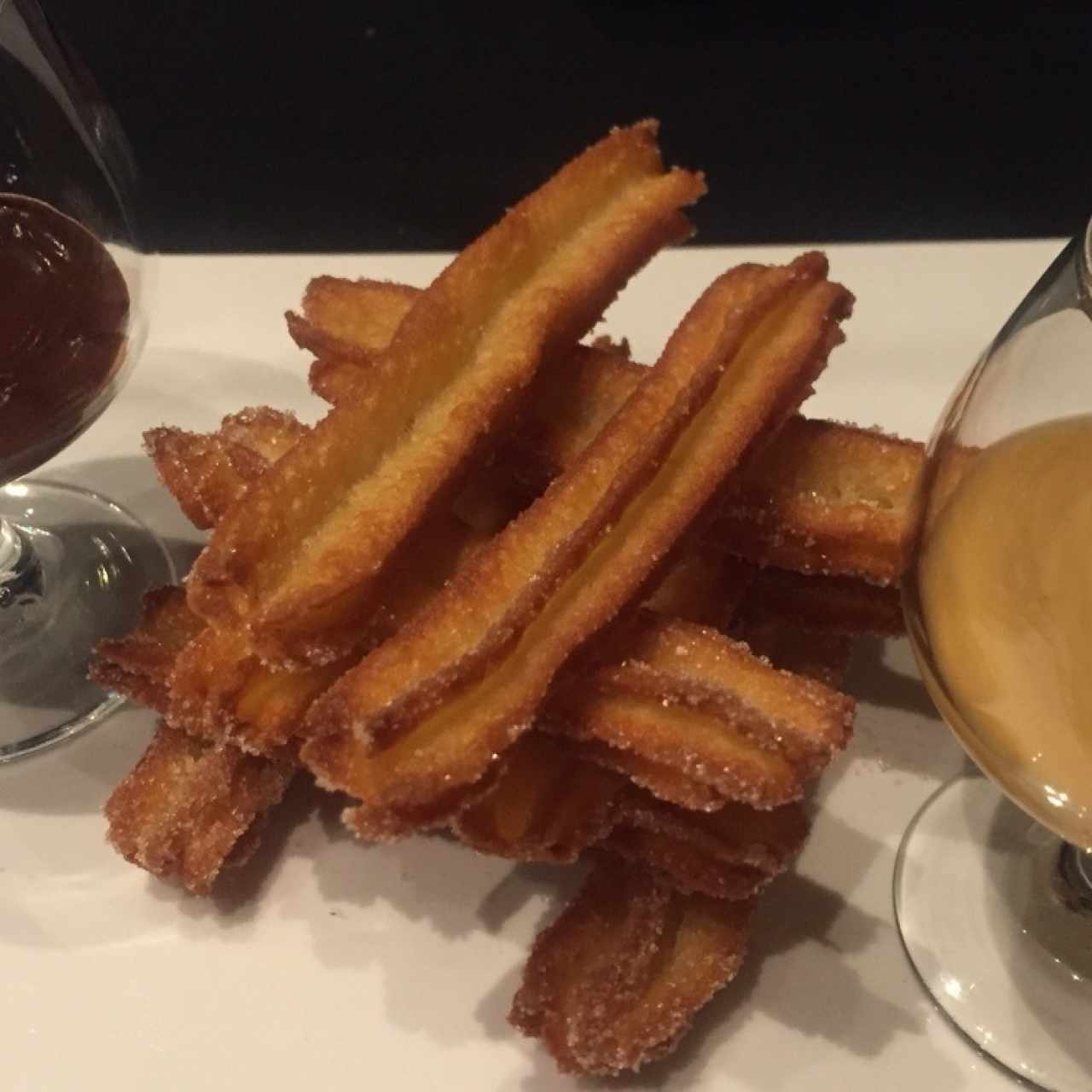 Churros con chocolate y suspiro limeño