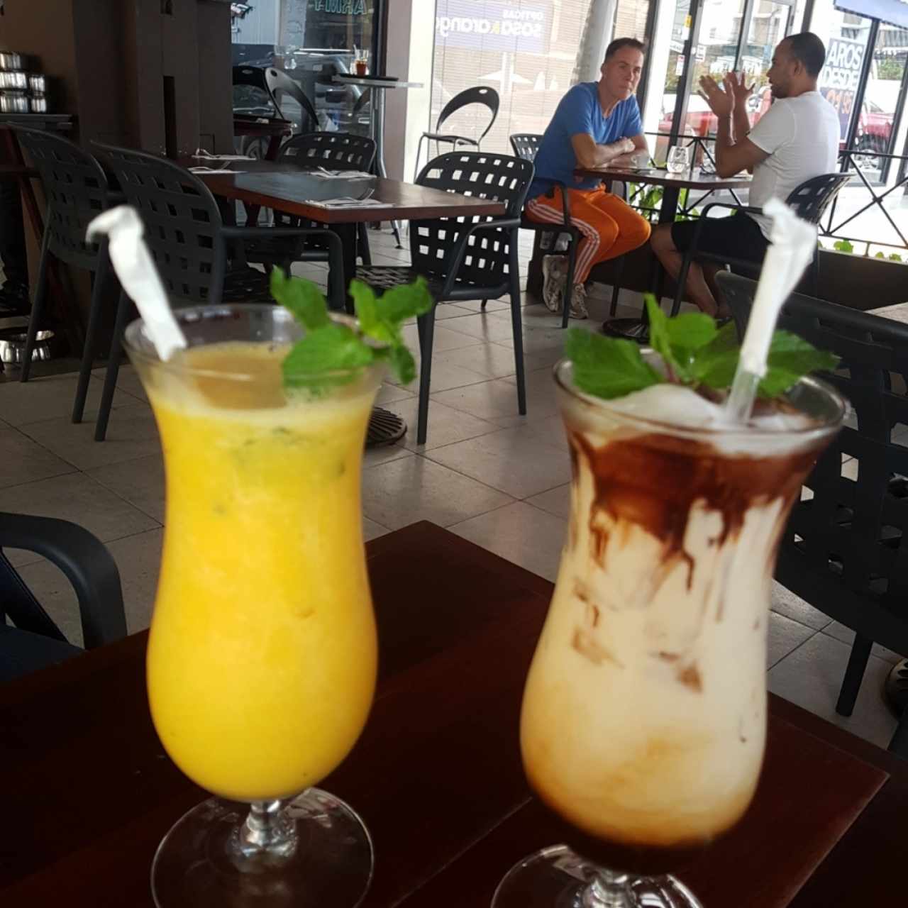 Café frio y jugo de maracuyá