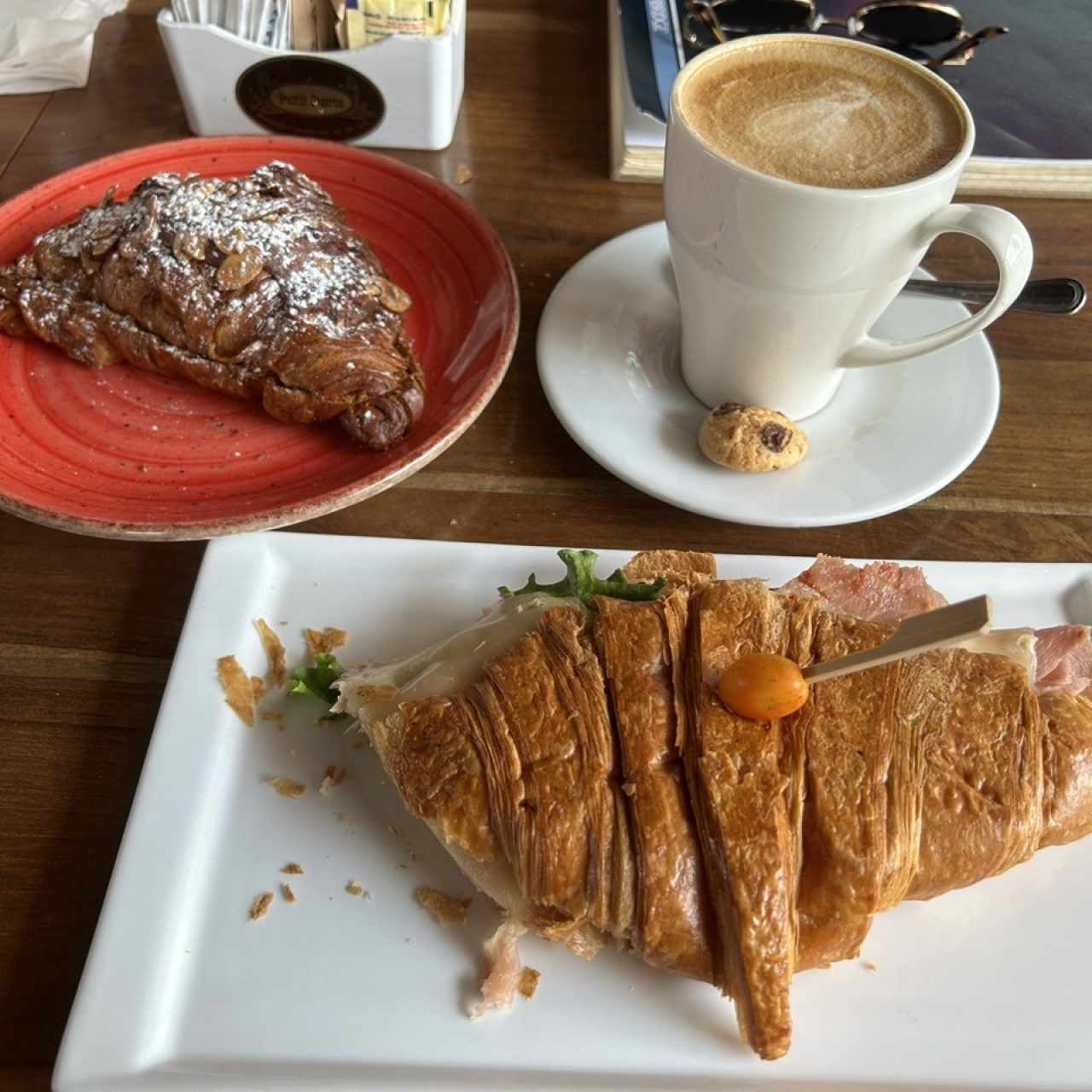 Croissant de almendras, capuccino y croissant con jamón, queso y vegetales.