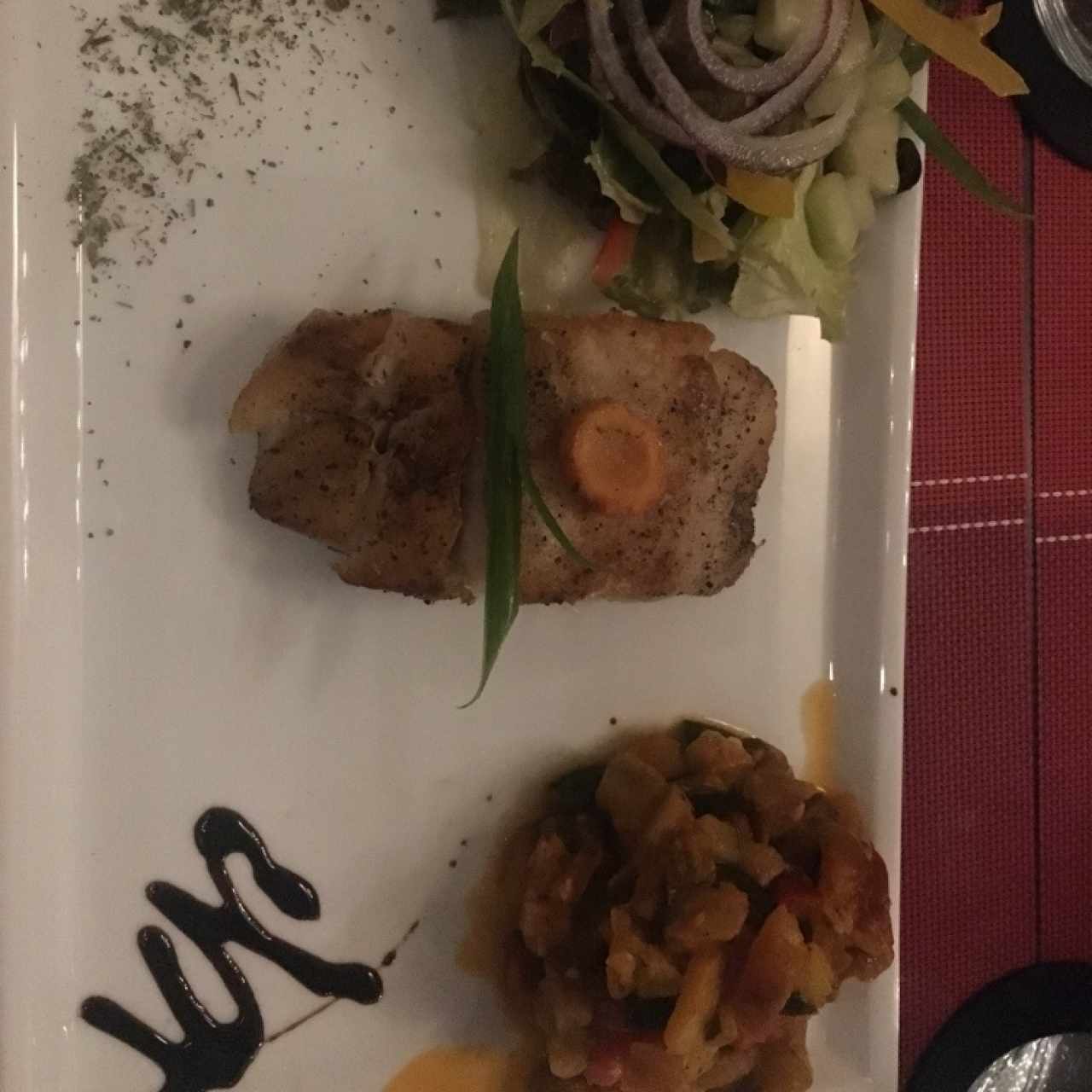 corvina con ensalada