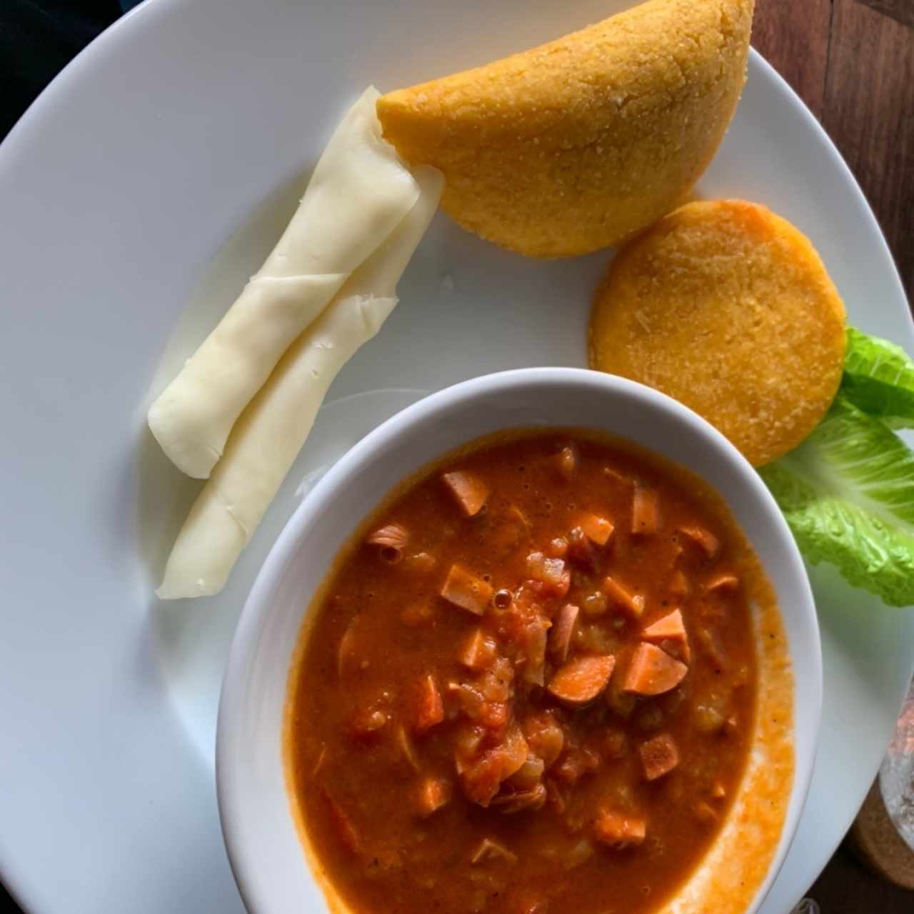 Desayuno Panameño (Empanada de carne, salchichas con sofrito de tomate y cebolla, queso mozzarella y tortilla de maíz)