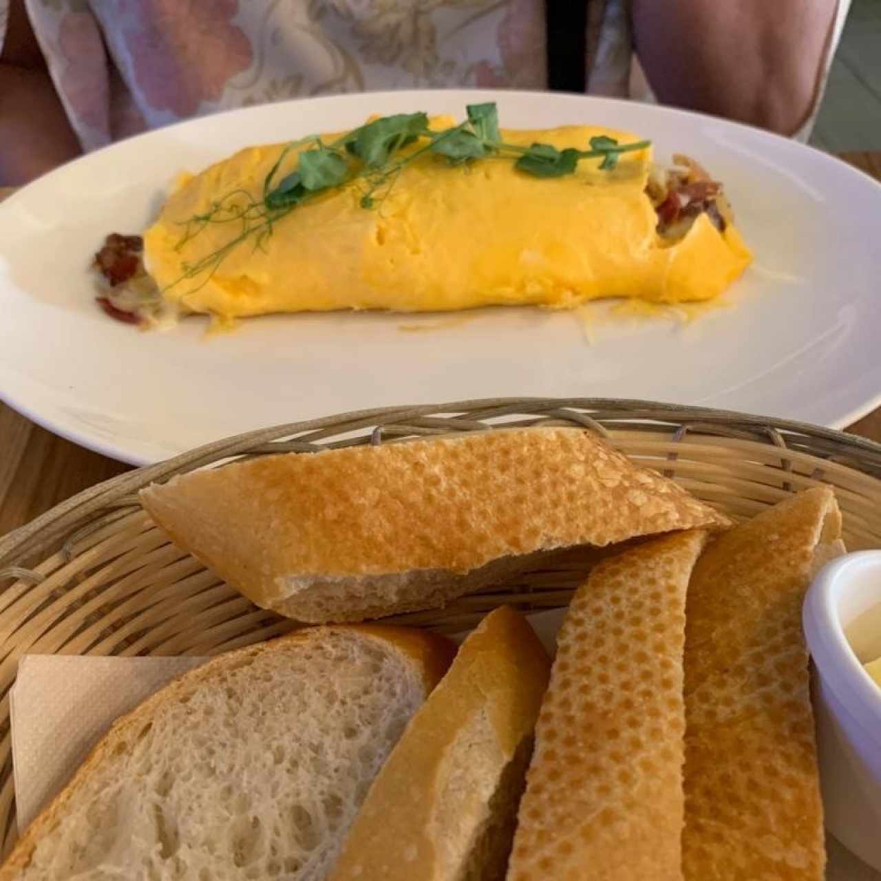 Omelet con Tocino, Jamón, Queso y Cebolla