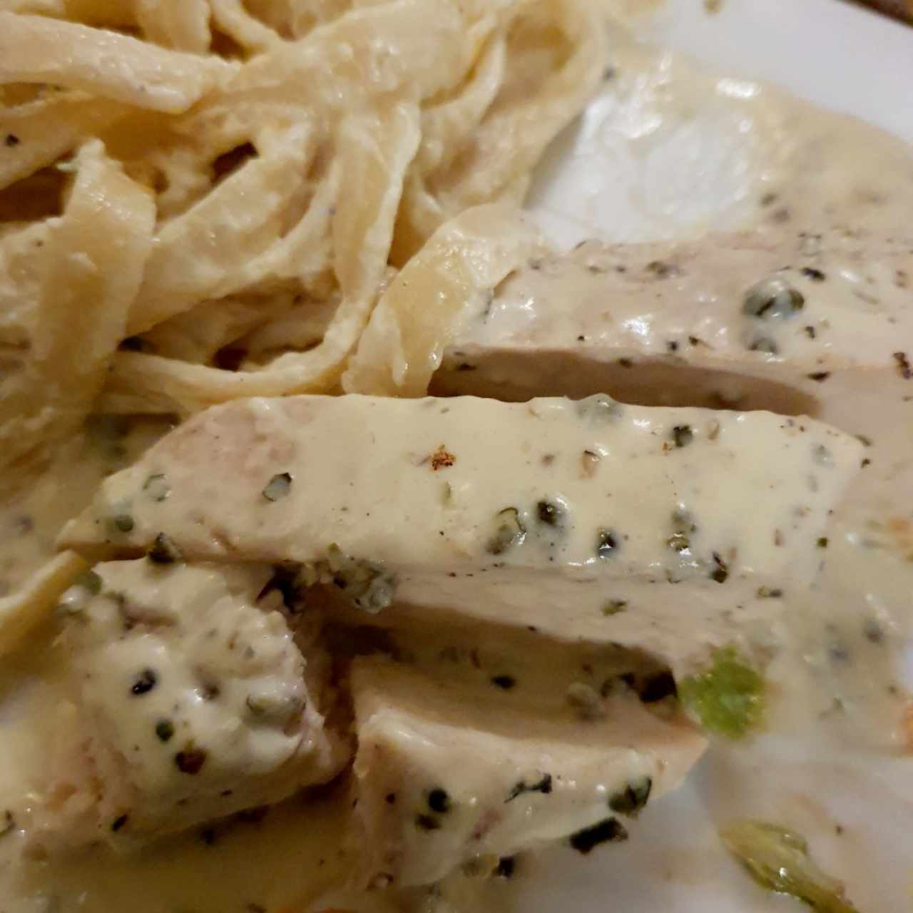 Pollo a la Pimienta Verde con fettucini de acompañamiento