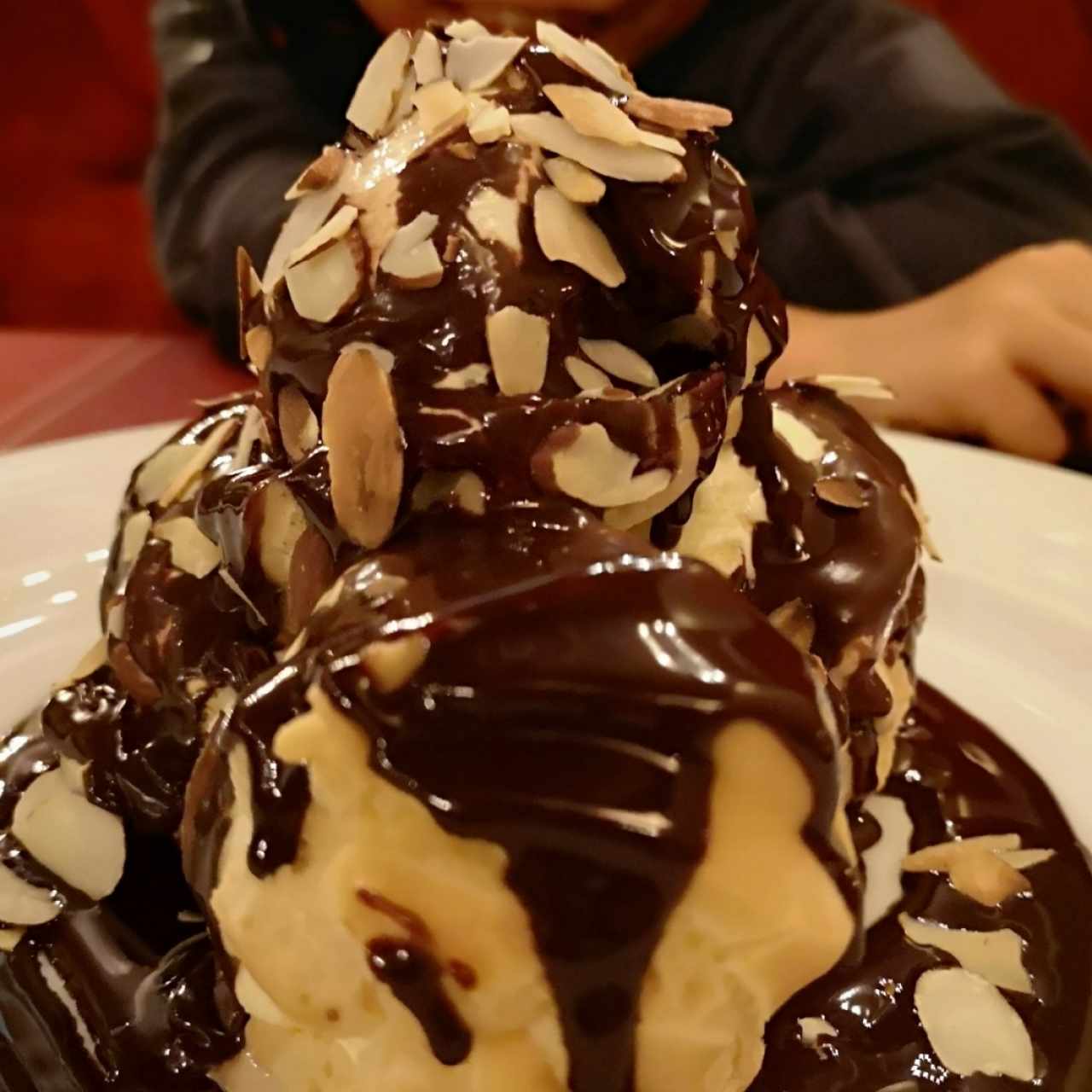 Profiteroles con helado de vainilla, y salsa de chocolate ****