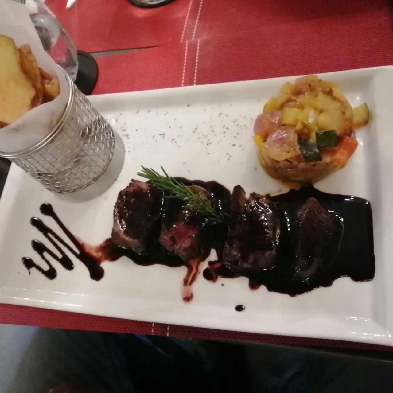 Filete de res, reducción de balsámico, papás rústicas y ratatouille 