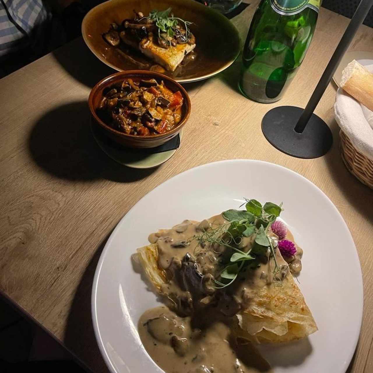 Corvina en Réduction de Champignon Truffée y Crepe fe Pollo y Hongos