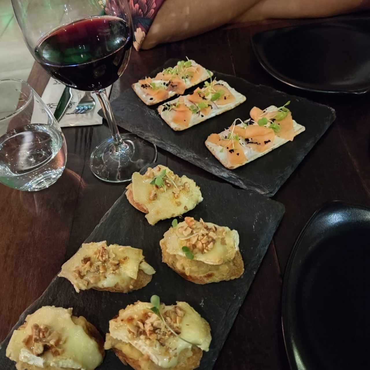 Entradas, brusquetas de queso brie y de salmon