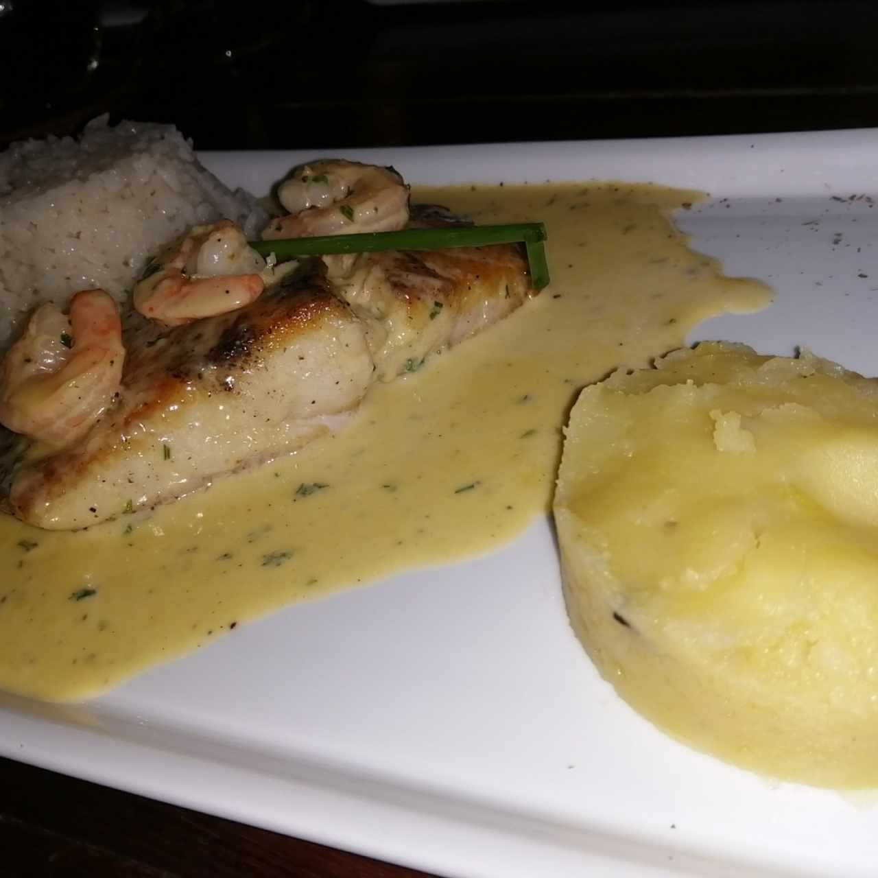 Pescado con camarones, acompañado de arroz y puré