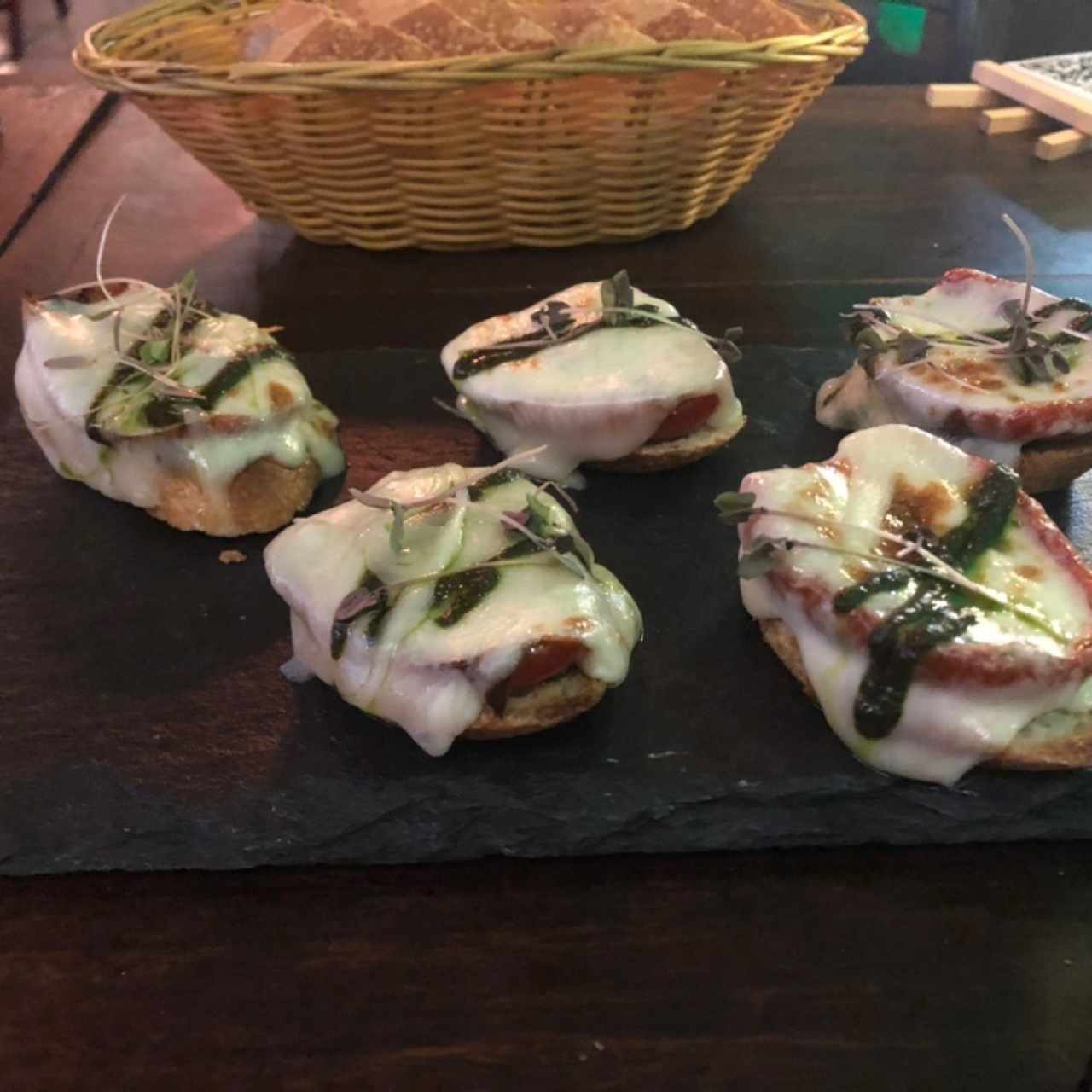 Tostadas con queso de cabra y manzanas