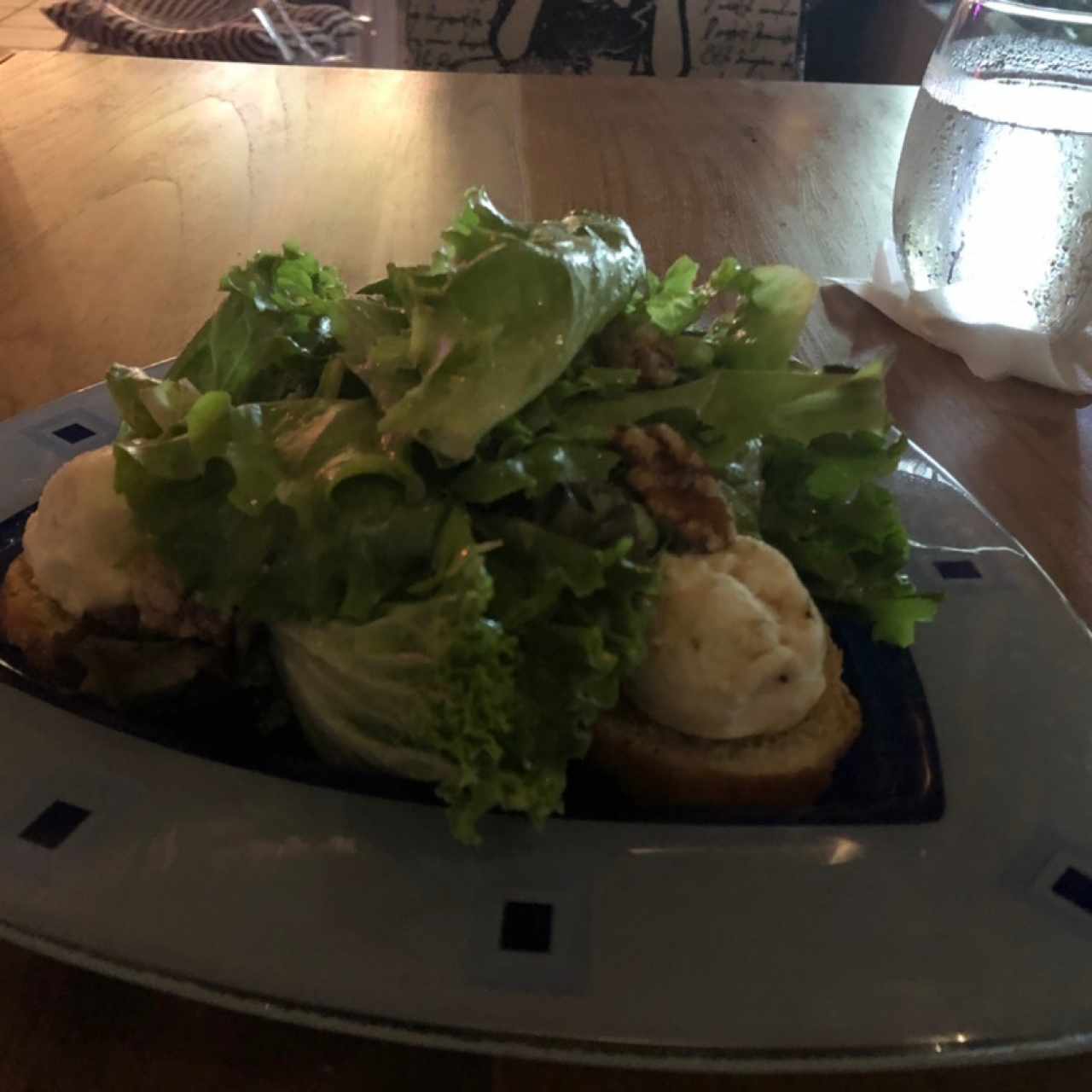 Ensalada de lechuga con nueces caramelizadas y queso cabra