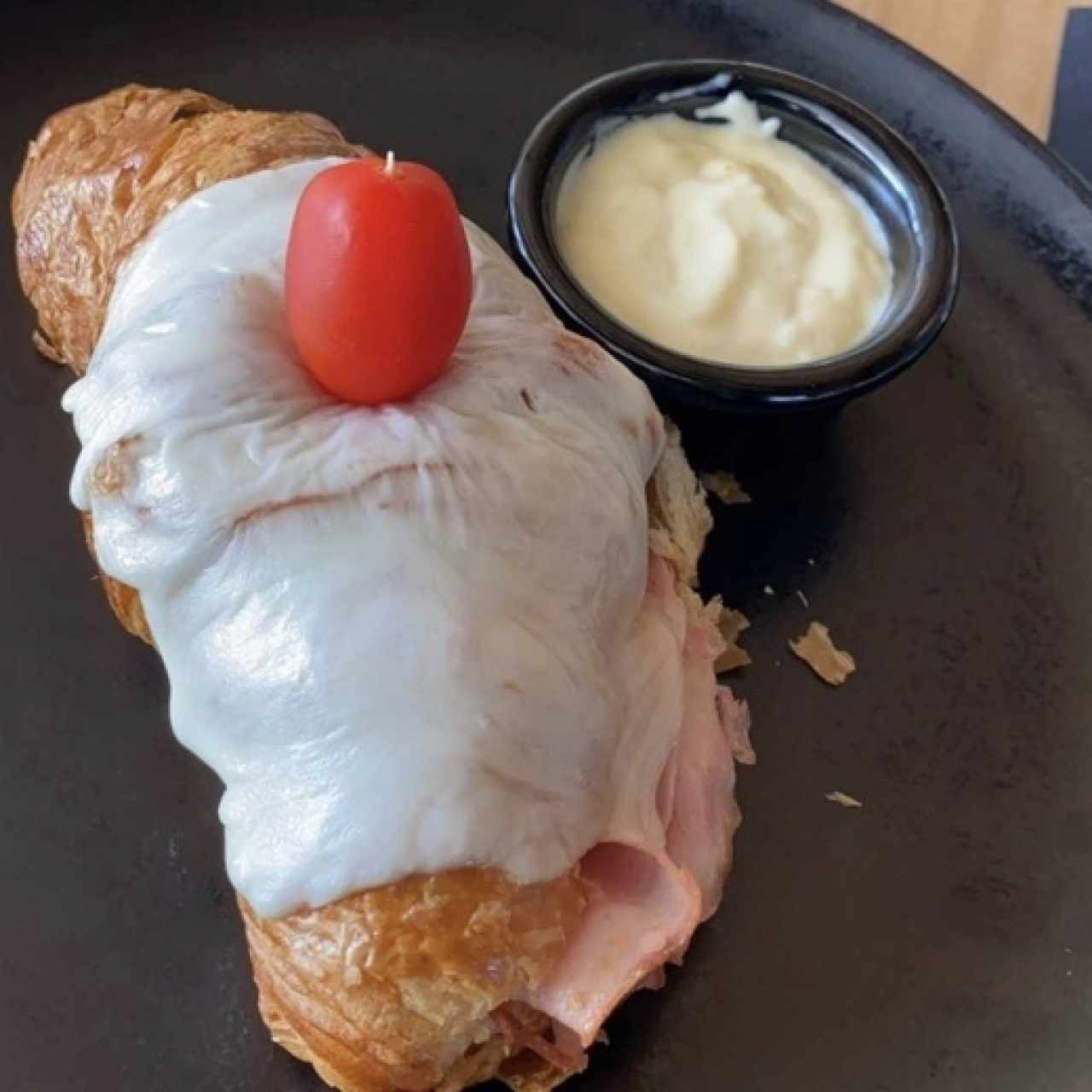 Croissant de jamón y queso