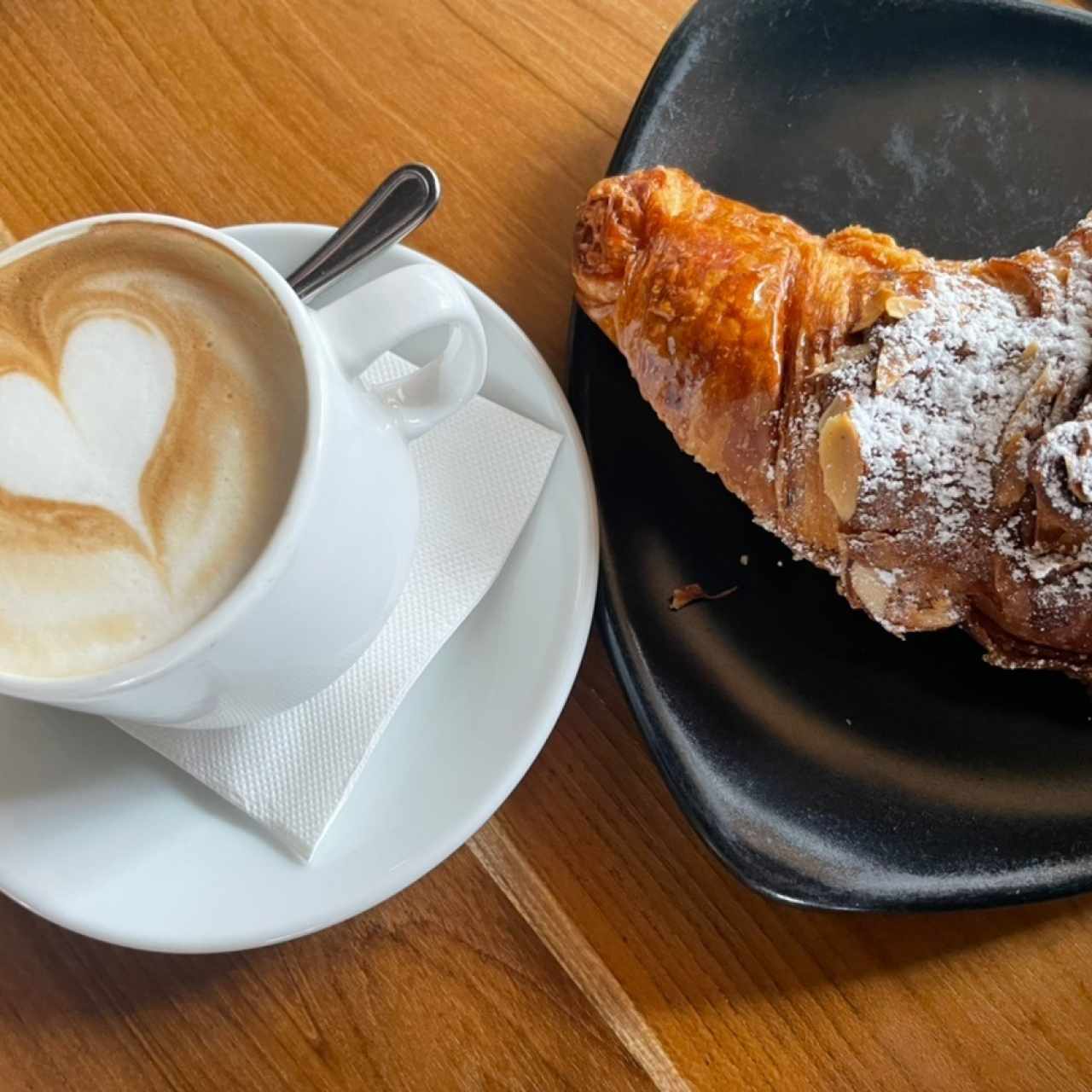 Cappucino y croissant almedras