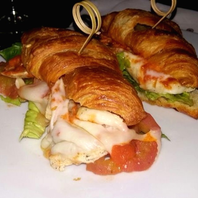 Croissant rellenos con queso, pollo, tomate, otros