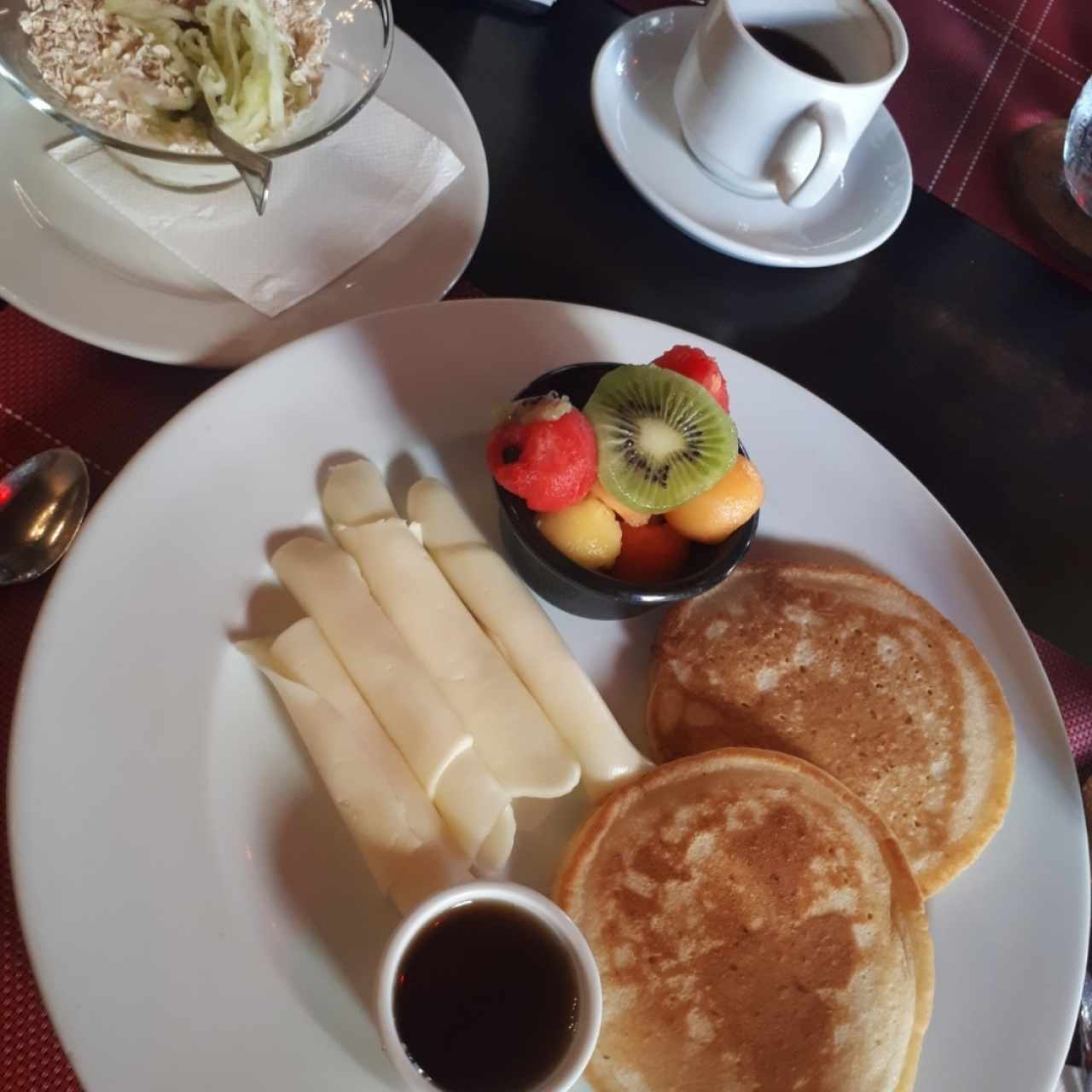 Americano, avena bircher, café negro