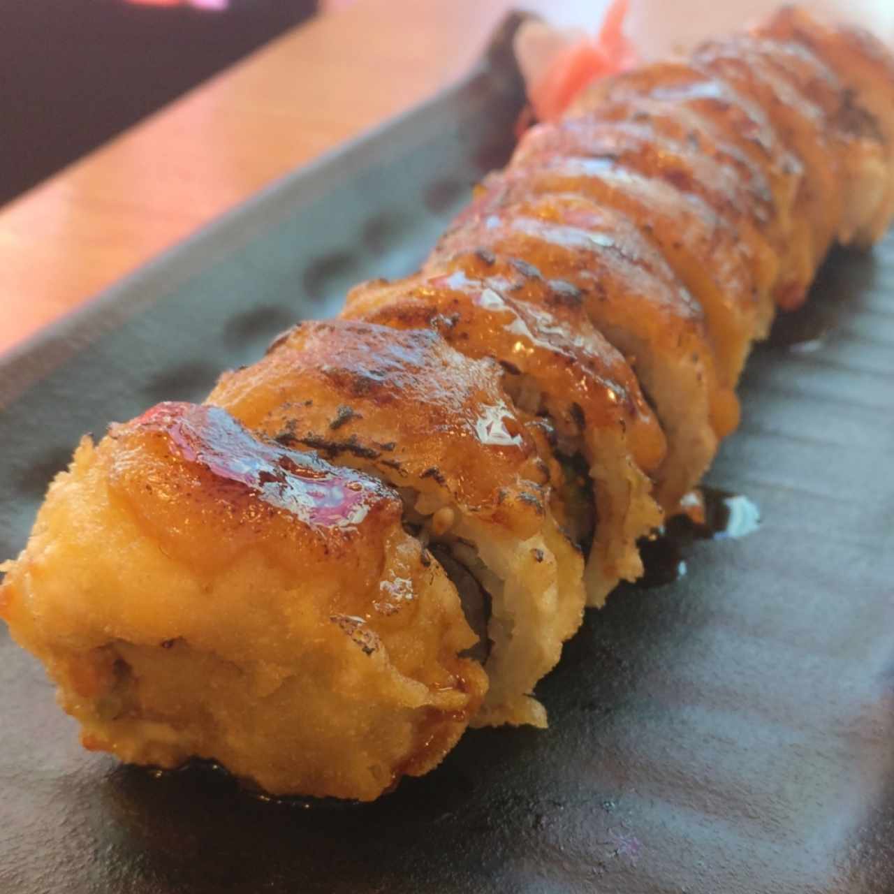 sushi roll con salsa de maní 