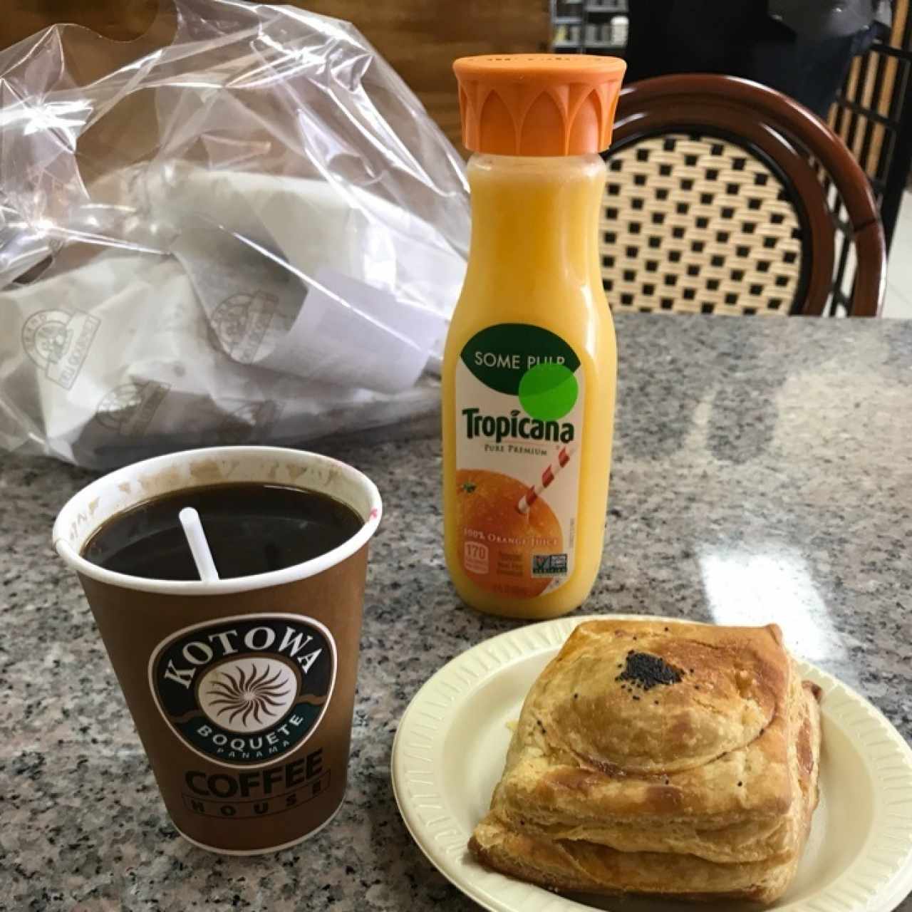 Pastelito de Carne, Café Negro y Jugo de Naranja