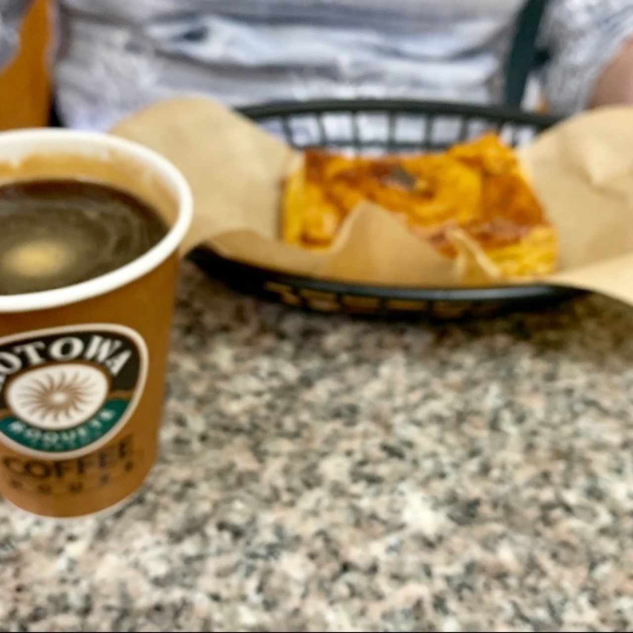 Café Negro y Pastelito de Carne