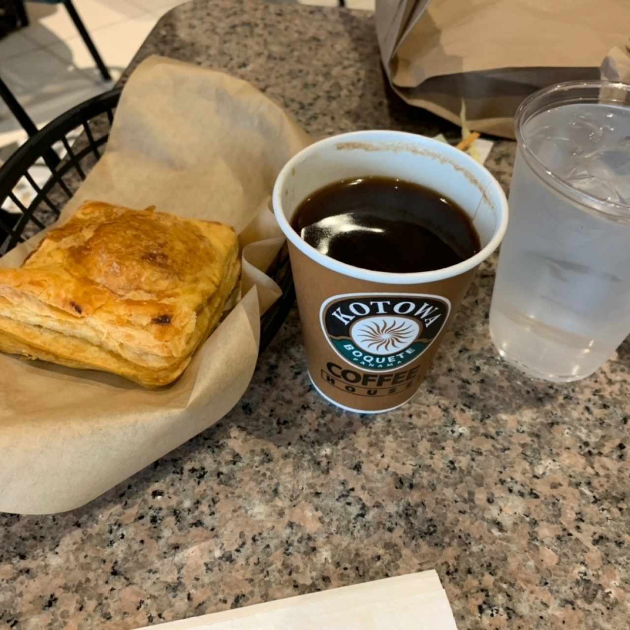 Café Negro y Pastelito de Pollo