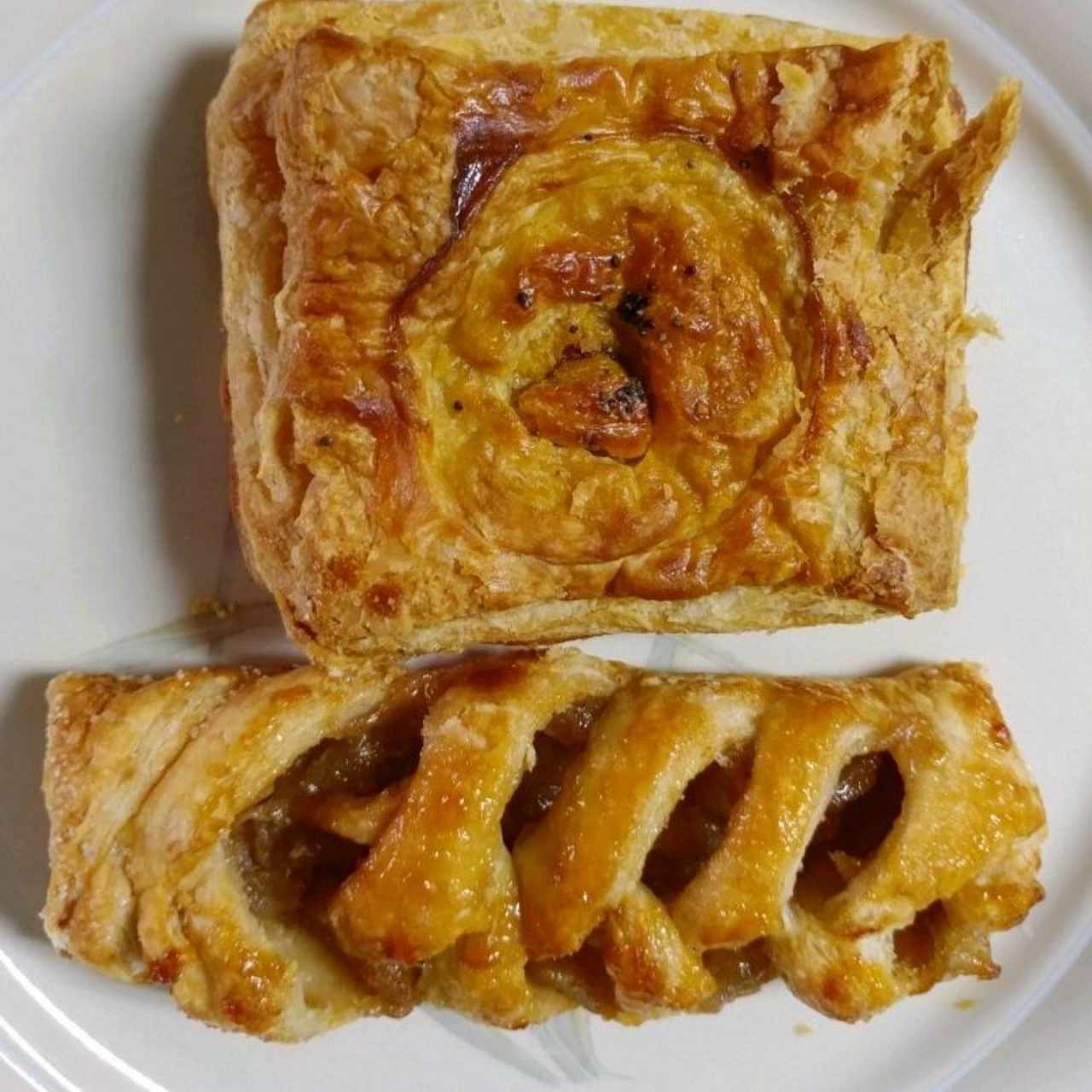 pastelito de carne y cañon de manzana