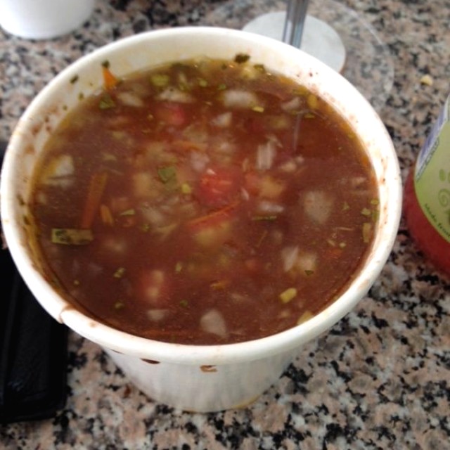 Sopa de frijoles con pico de gallo (jueves)