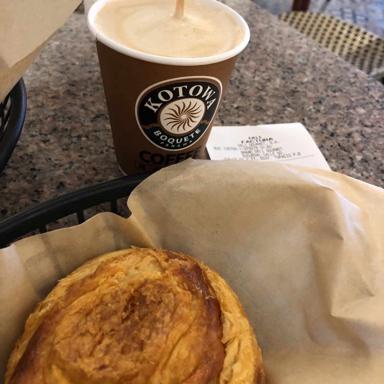 capuccino pastelito de queso y tuna