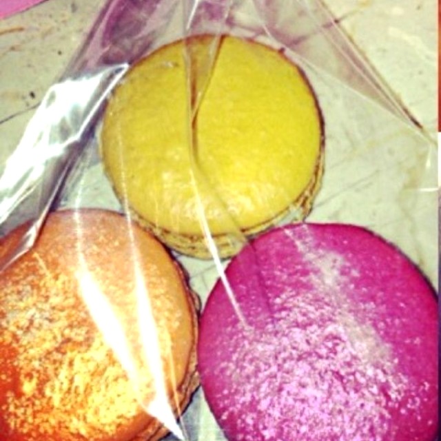 Macarons Parisinos: "orange blossom" "berries y "lemon lime"