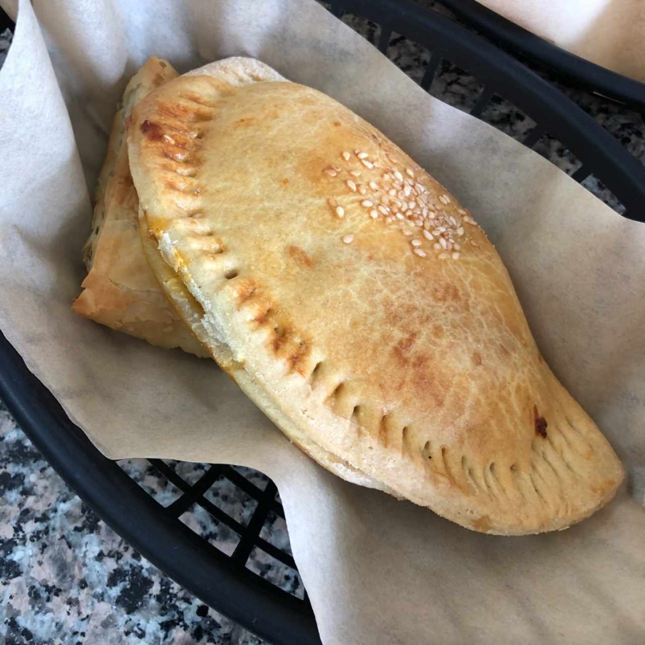 empanada artesanal pollo y spanakopita de espinaca y queso feta