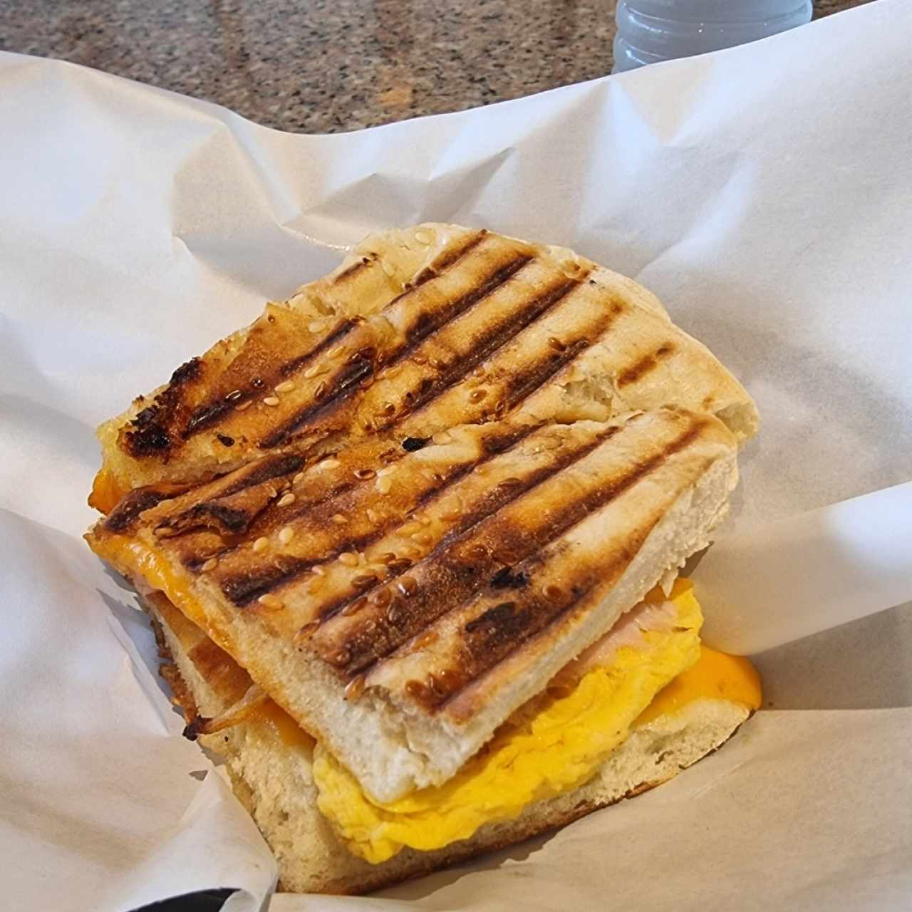 panini con jamón, queso y huevo.