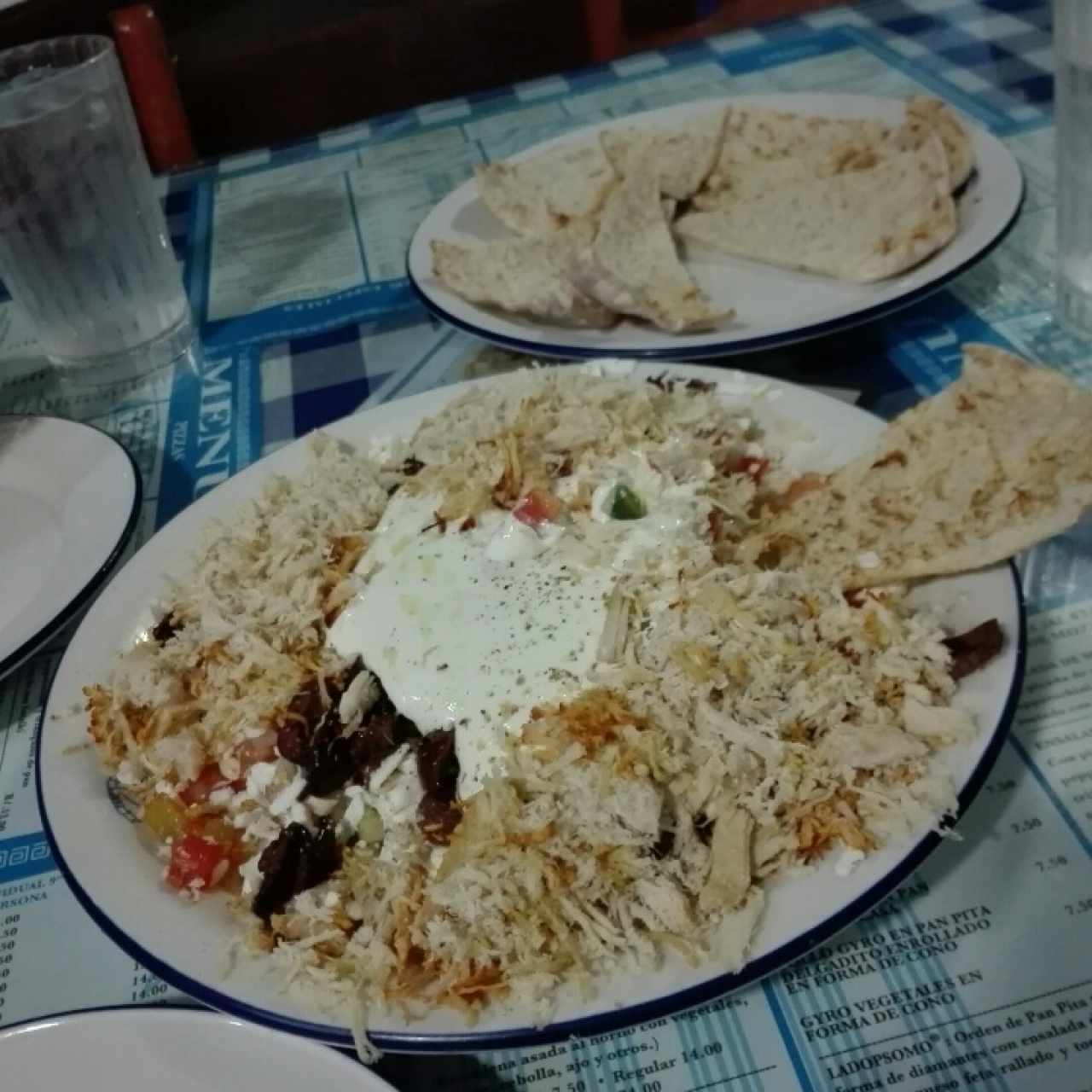 Ladopsomo con pollo, satziki y aceitunas negras