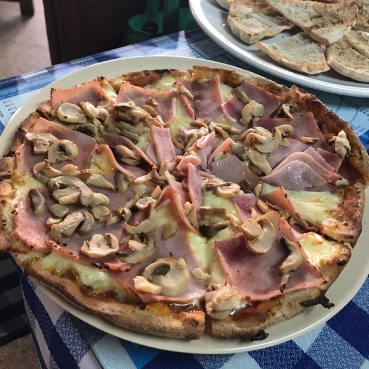 Pizza de jamón y hongos