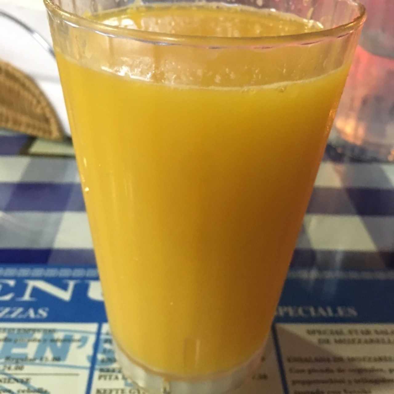 cuando pienso en jugo de naranja, esta es la imagen