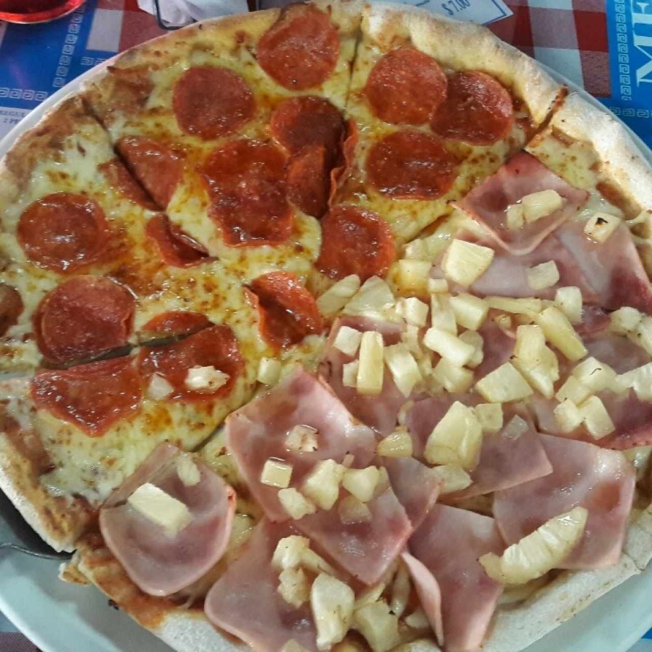 pizza peperonni  con hawaiana