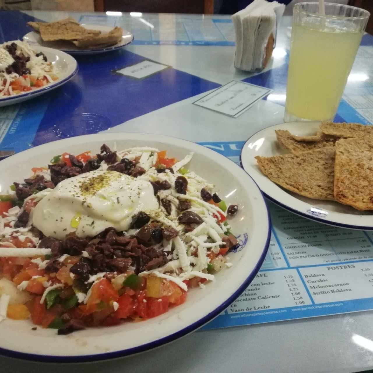 Ladopsomo solo de vegetales acompañado con pan pita integral y limonada